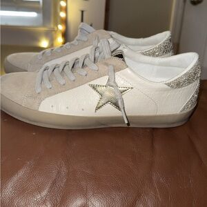 Stylish Women's Sneakers with Star Detail